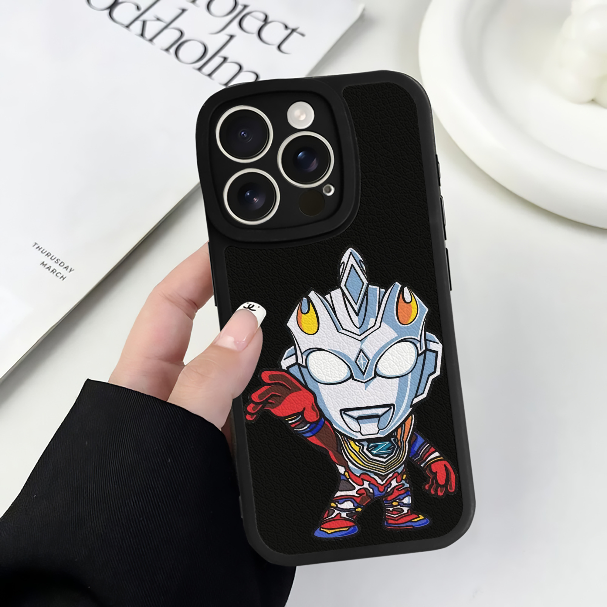 （画像用） ウルトラマン Ultraman 【iPhone 16シリーズ対応】シリコンスマホケース（レザー調） 材質：シリコン